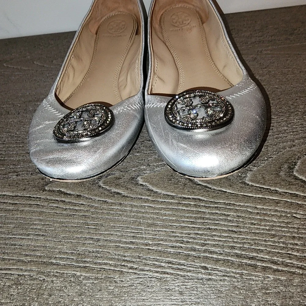 Tory Burch Liana Rhinestone Logo Silver Metallic Leather Ballet Flats Size 8.5